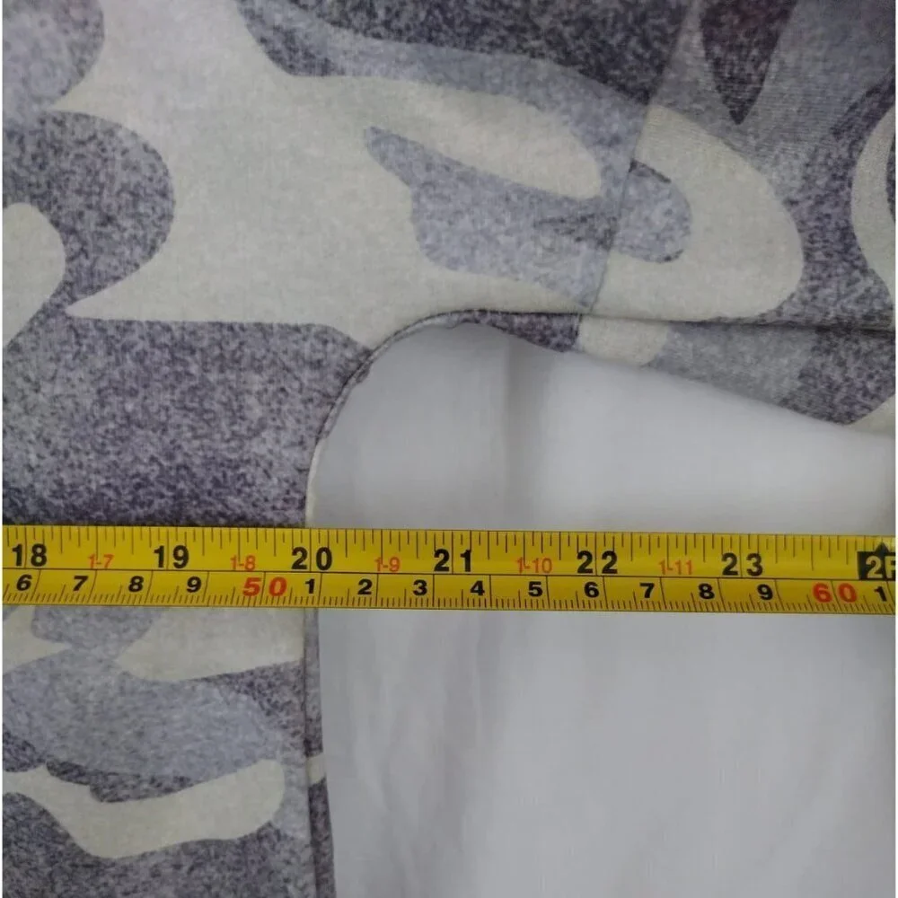 Men's camouflage drawstring hoodie, cotton and polyester, size M, NWOT.
